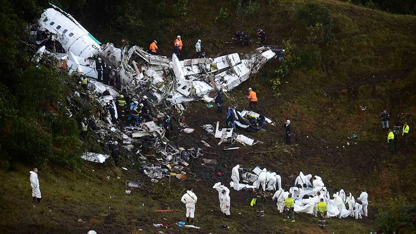 Rescuers search for survivors from the wreckage of the LAMIA airlines charter plane carrying members of the Chapecoense Real football team that crashed in the mountains of Cerro Gordo, municipality of La Union, on November 29, 2016.A charter plane carrying the Brazilian football team crashed in the mountains in Colombia late Monday, killing as many as 75 people, officials said.  / AFP / Raul ARBOLEDA        (Photo credit should read RAUL ARBOLEDA/AFP/Getty Images)