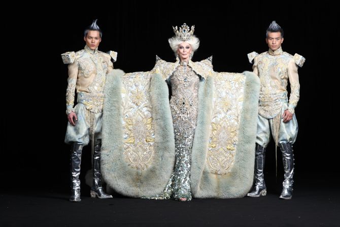 Guo's Spring-Summer 2010 collection showcased 16 works, and featured model Carmen Dell'Orefice, who was 78 years old at the time. 