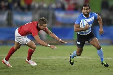 Gaston Revol (right) will make his 50th tournament appearance at the Dubai season-opener -- only head coach Santiago Gomez Cora (61) and Nicolás Bruzzone (55) have played more for Pumas Sevens. The Argentina captain, 30, will hope to make amends for his crucial penalty miss in the sudden-death Olympic quarterfinal loss to Great Britain by winning the first sevens title of his career. 