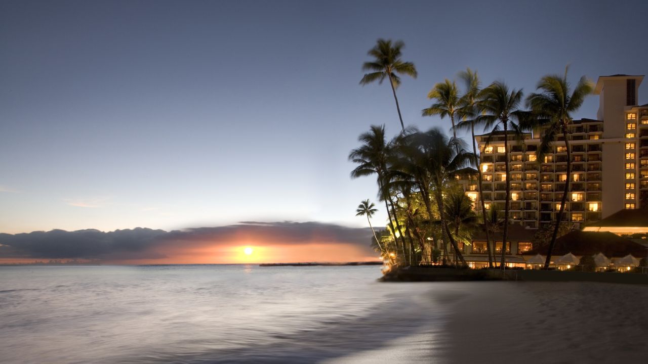 Santa in an outrigger canoe? Spending the season in Hawaii offers some island-style holiday twists in an unrivaled setting.