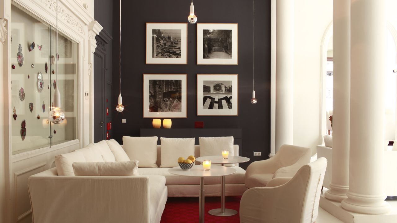 In Madrid, Iberostar Las Letras Gran Via is right in the heart of the action. Theaters are just at your doorstep, while inside subtle decoration adds to the festive spirit.