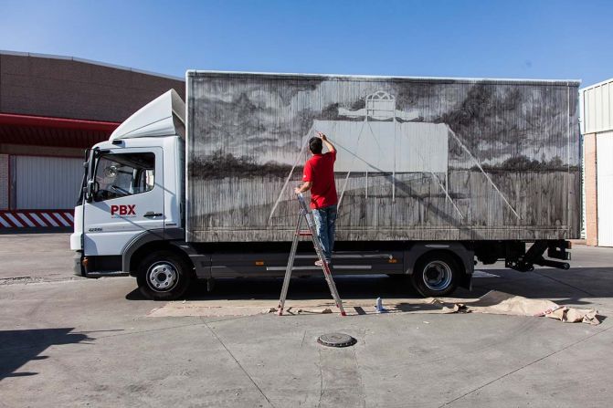 Daniel Munoz is known for his murals, paintings and drawings. For his truck, he painted the back view of advertising billboards. 
