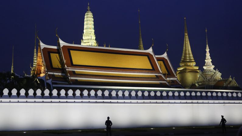 <strong>October 18:</strong> Police stand guard at the Grand Palace in Bangkok, Thailand, where the body of King Bhumibol Adulyadej was enshrined. <a href="http://www.cnn.com/2016/10/12/asia/gallery/thai-king-bhumibol-adulyadej/index.html" target="_blank">The King's death</a> was announced October 13. He was 88.