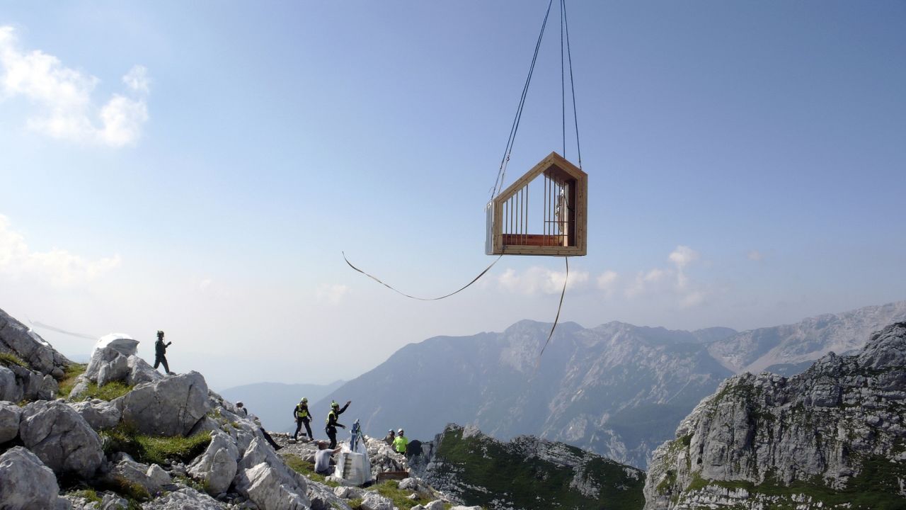 The shelter was designed as a series of modules so that it could be brought to the mountain in parts. The entire prototype was constructed off-site in the workshop and transported by helicopter to this remote location.