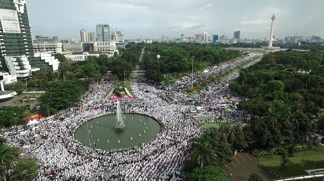 More than 100,000 Indonesian Muslims protest en masse on December 2 against Ahok.
