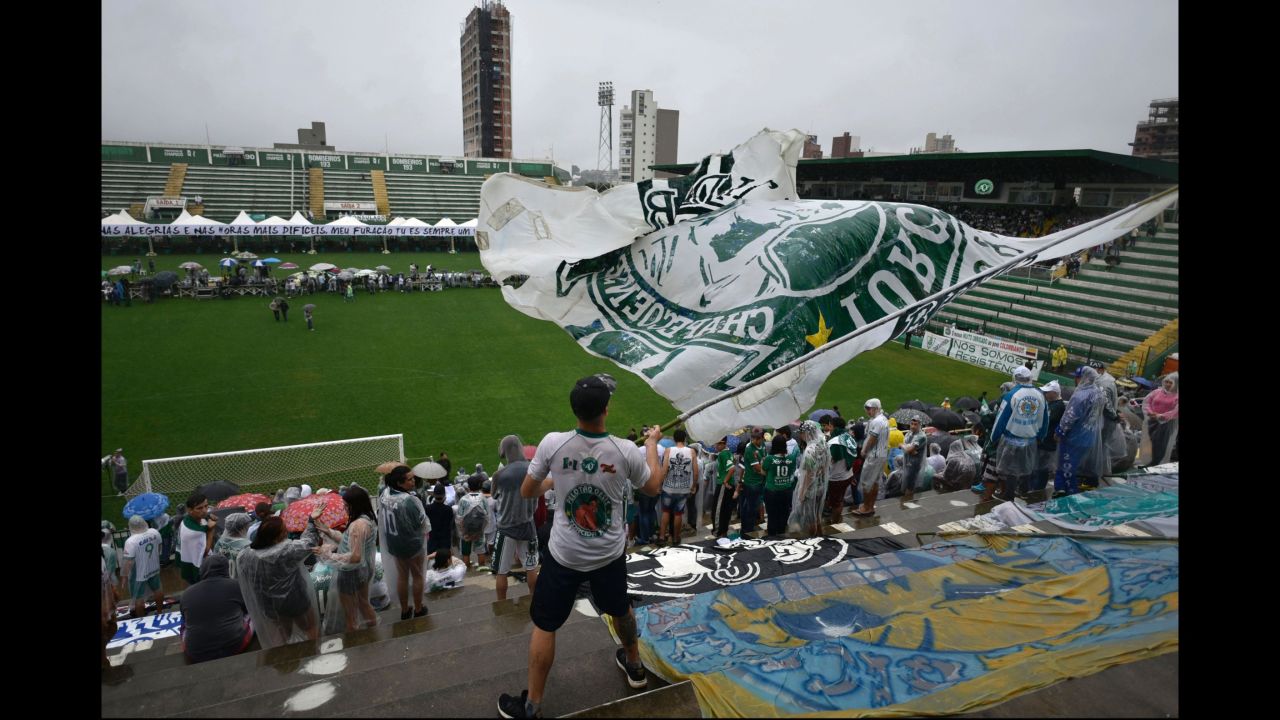 Fans wait at Arena Conda stadium in Chapeco for the arrival of the players' coffins on December 3.