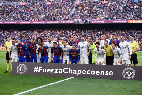 Barcelona and Real Madrid players unite to observe a minute of silence to remember the victims of the Chapecoense football team before El Clasico.