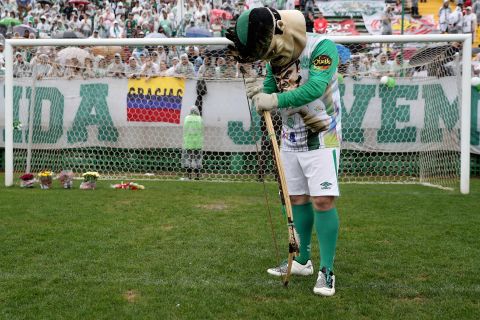 The official mascot of the Chapecoense team was among the mourners. 