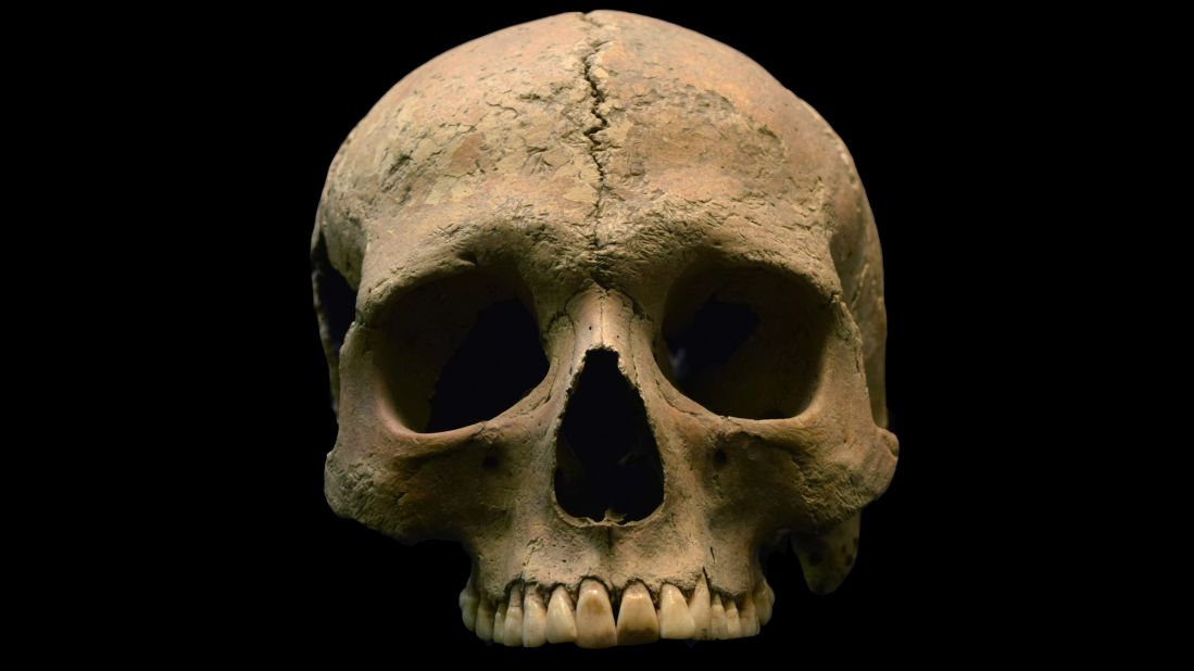 DNA suggests 10,000-year-old Brit had dark skin, blue eyes