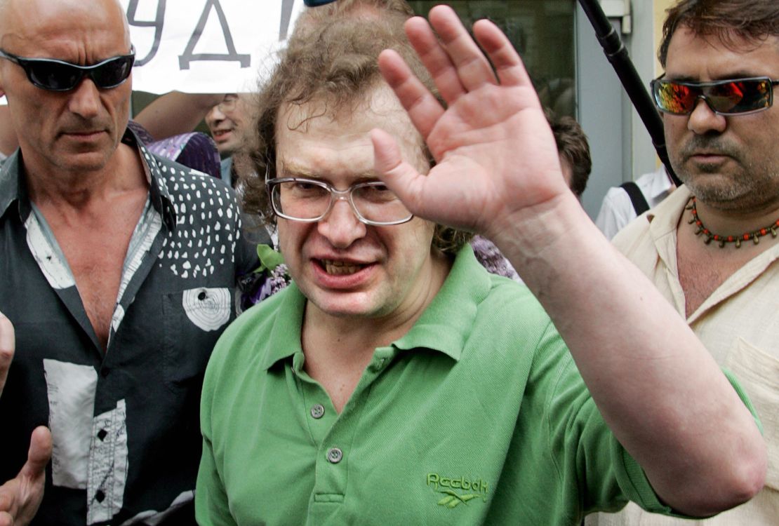 The founder of the MMM financial pyramid Sergei Mavrodi waves as he leaves the Matrosskaya Tishina prison in Moscow, 22 May 2007.