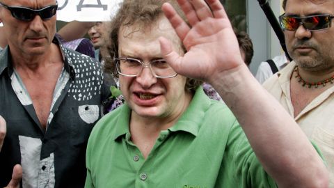 The founder of the MMM financial pyramid Sergei Mavrodi waves as he leaves the Matrosskaya Tishina prison in Moscow, 22 May 2007.