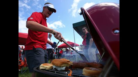 Your fellow tailgaters will be walking around, conversing and playing games, so select foods that can be eaten on the go.