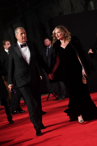 Mario Testino and Kate Moss walk the red carpet. 