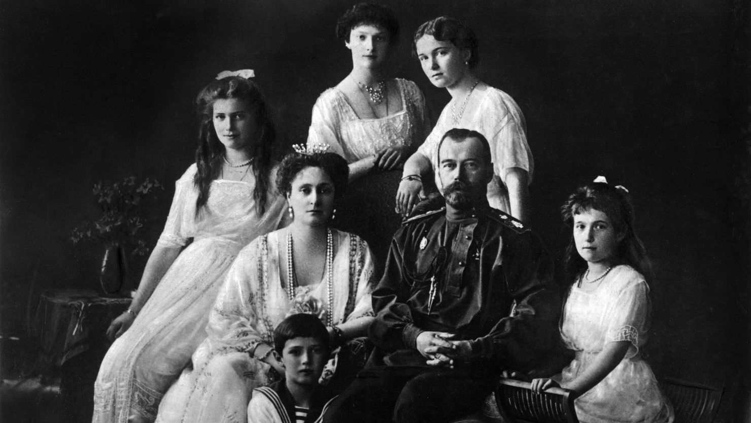 Tsar Nicholas II of Russia with his wife, Alexandra of Hesse-Darmstadt, and her daughters, Ol'ga, Tat'jana, Marjia e Anastasia and Aleksej. 1913 (Photo by Mondadori Portfolio via Getty Images)