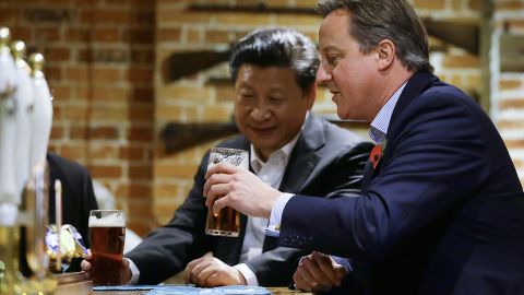 PRINCES RISBOROUGH, ENGLAND - OCTOBER 22: China's President Xi Jinping and Britain's Prime Minister David Cameron drink a pint of beer during a visit to the The Plough pub on October 22, 2015 in Princes Risborough, England. The President of the People's Republic of China, Mr Xi Jinping and his wife, Madame Peng Liyuan, are paying a State Visit to the United Kingdom as guests of The Queen.  They will stay at Buckingham Palace and undertake engagements in London and Manchester. The last state visit paid by a Chinese President to the UK was Hu Jintao in 2005.  (Photo by Kirsty Wigglesworth - WPA Pool/Getty Images)