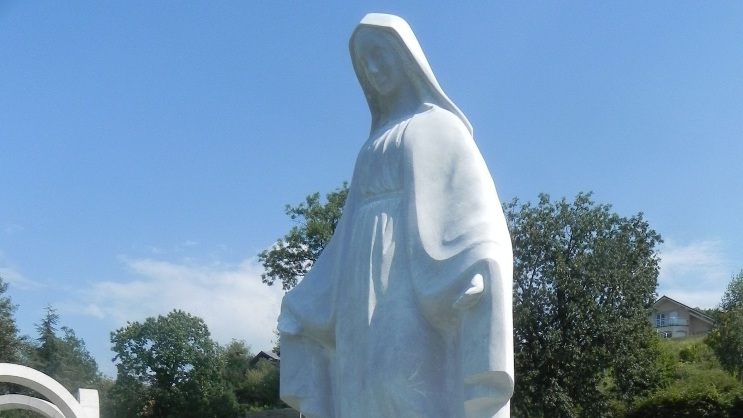 virgin mary statue close up publier france