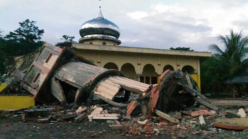 A collapsed mosque minaret is seen after a 6.5-magnitude earthquake struck the town of Pidie, Indonesia's Aceh province in northern Sumatra, on December 7, 2016.
One person died and dozens were feared trapped in rubble after a strong earthquake struck off Aceh province on Indonesia's Sumatra island on December 7, officials said.
 / AFP / ZIAN MUTTAQIEN        (Photo credit should read ZIAN MUTTAQIEN/AFP/Getty Images)