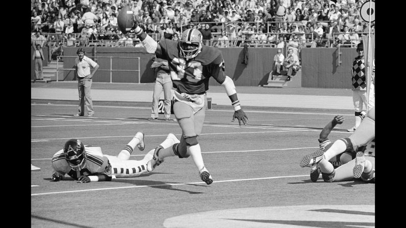 Tony Dorsett of the University of Pittsburgh holds the ball aloft as he runs past Temple safety Chuck Gill during a game in Pittsburgh on September 27, 1976. After a career in professional football, Dorsett <a href="http://www.espn.com/dallas/nfl/story/_/id/12300070/tony-dorsett-battling-cte-had-no-idea-end-was-going-this" target="_blank" target="_blank">said</a> he now struggles with trauma-induced memory loss.
