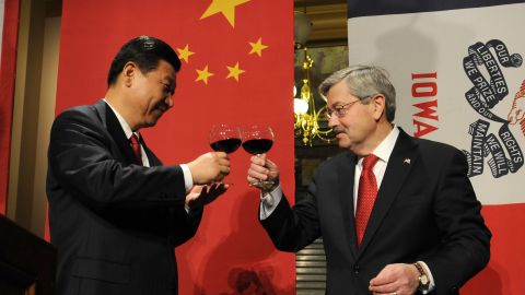 Chinese President Xi Jinping and Iowa Gov. Terry Branstad raise their glasses in a toast at a State Dinner at the state Capitol in February 15, 2012.