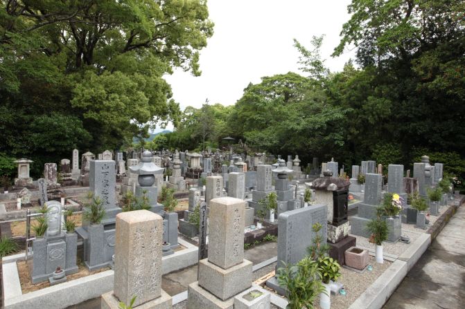 Kozanji Temple staff can guide foreign visitors who can't read Japanese to the grave.  