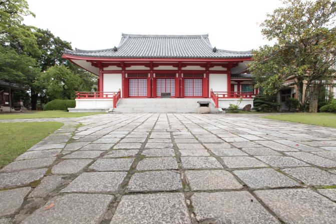 The temple is located on a small mountain outside the city center of Tanabe.