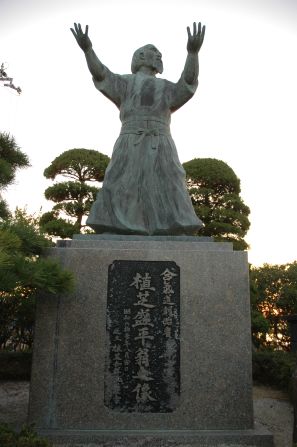 Another popular site for aikido fans is a bronze statue of Ueshiba, located in Tanabe City's seaside Ogigahama Park. It was erected as a monument to the 5th World Congress of the Aikido Federation, hosted in Tanabe in 1988.