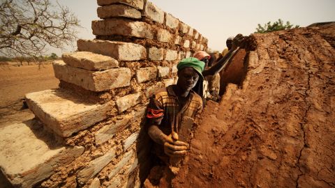 Masons work with earth bricks to construct Nubian vault homes. 