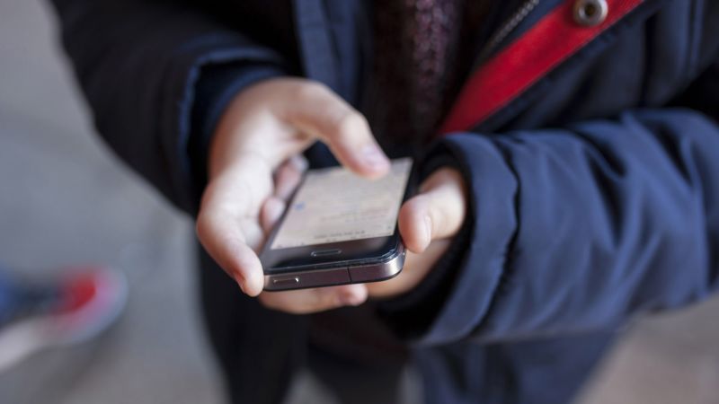 Colorado dad aims to ban smartphone sales to preteens