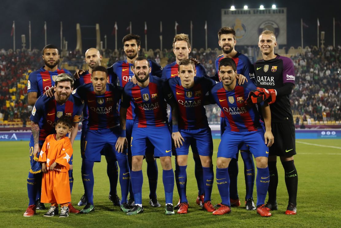 Murtaza Ahmadi poses with the Barcelona team before its game against Saudi Arabia's Al-Ahli.