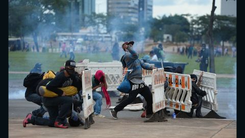 Demonstrators clash with police during a protest in front of the National Congress in Brasilia on December 13, 2016. 