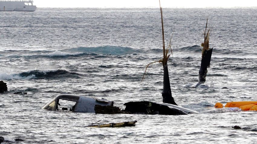 Destroços de uma aeronave de rotor inclinado MV-22 Osprey da Marinha dos EUA são vistos na costa de Nago, ilha de Okinawa, no sul do Japão, em 14 de dezembro de 2016, depois de pousar em águas rasas no final de 13 de dezembro. -22 Osprey ficaram feridos quando a aeronave com rotor inclinado atingiu 13 de dezembro. 
