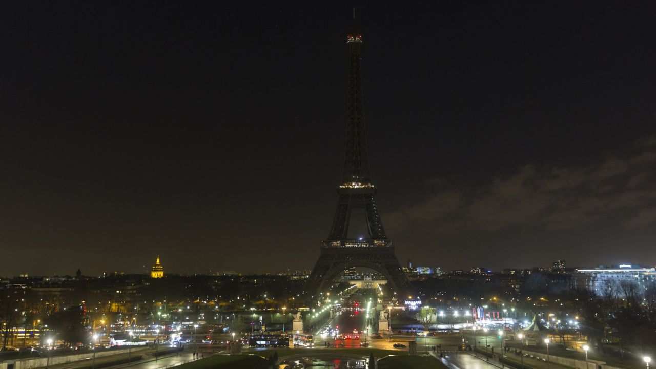 eiffel tower dark 1214