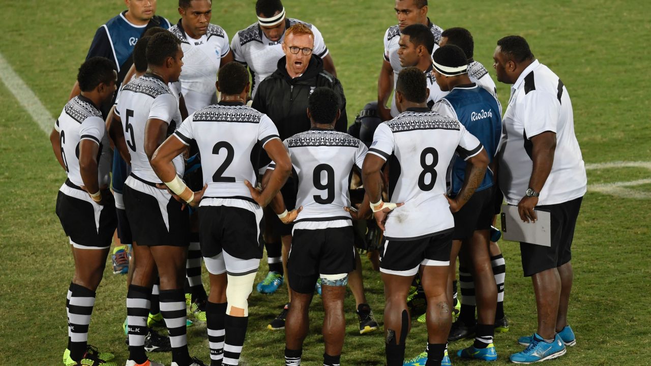 Fiji coach Ben Ryan (C) speaks to his players in the mens rugby sevens gold medal match between Fiji and Britain during the Rio 2016 Olympic Games at Deodoro Stadium in Rio de Janeiro on August 11, 2016. / AFP / PHILIPPE LOPEZ        (Photo credit should read PHILIPPE LOPEZ/AFP/Getty Images)