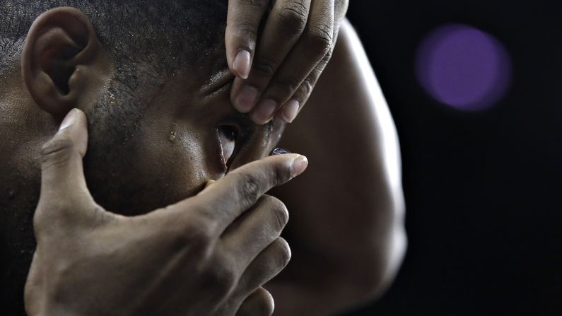 Ohio State basketball player JaQuan Lyle replaces a contact lens during a game against UCLA on Saturday, December 17.