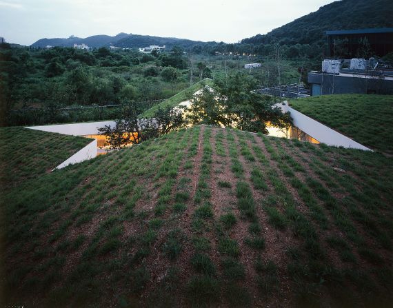 <a href="index.php?page=&url=http%3A%2F%2Fwww.nlarchitects.nl%2Fslideshow%2F112%2F" target="_blank" target="_blank">Loop House</a>, built in Heiry Art Valley in South Korea, is a single layered house with a continuous floor wrapped around a central courtyard.