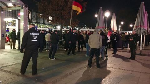 A few dozen people protested in Berlin on Wednesday against the acceptance of migrants and refugees.