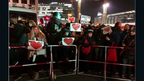 A pro-refugee crowd showed up outside Berlin Zoo rail station on Wednesday to counter a smaller, anti-refugee protest nearby.