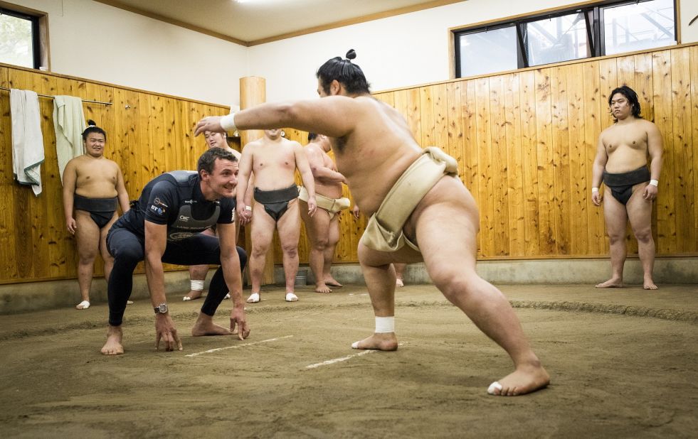In Fukuoka, the crew visited the Kokonoe Beya Sumo Stable to get an insight into the wrestlers' training techniques. 