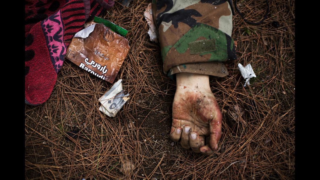 The body of a Syrian army soldier lies on the ground after heavy clashes with government forces at a military academy besieged by the rebels in Tal Sheer village, north of Aleppo, on December 16, 2012.