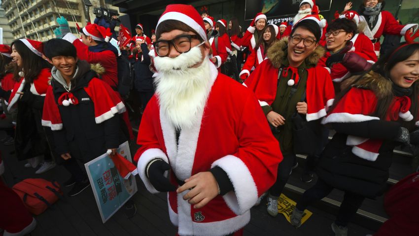 Protesters wearing Santa Claus costumes attend a rally calling for the immediate removal of South Korea's impeached President Park Geun-Hye in downtown Seoul on December 24, 2016.
Tens of thousands of people were expected to gather in Seoul on December 24 for a ninth straight week to demand the immediate ouster of impeached President Park Geun-Hye, organisers said. / AFP / JUNG Yeon-Je        (Photo credit should read JUNG YEON-JE/AFP/Getty Images)