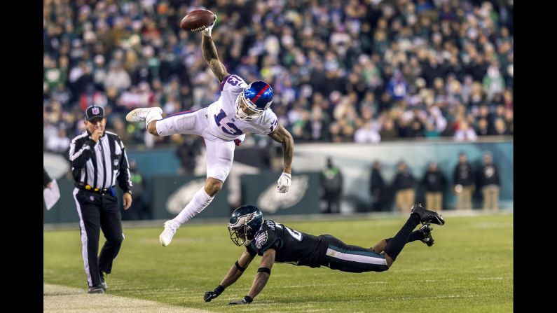 New York Giants wide receiver Odell Beckham Jr. stays in bounds as he makes a mid-air catch during an NFL game against the Eagles in Philadelphia on Thursday. The Giants lost 19-24.