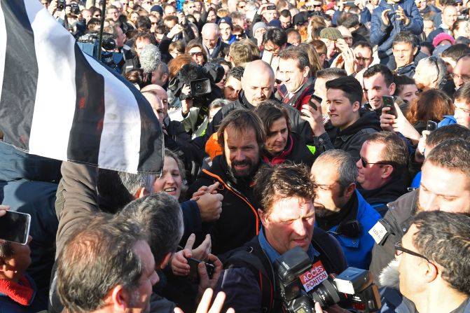 Coville was welcomed by thousands of supporters in Brest. "The biggest dreams don't come true at the first time of asking," he told the crowd. "Physically, I couldn't go any further. Several times I was within a whisker of not doing it."