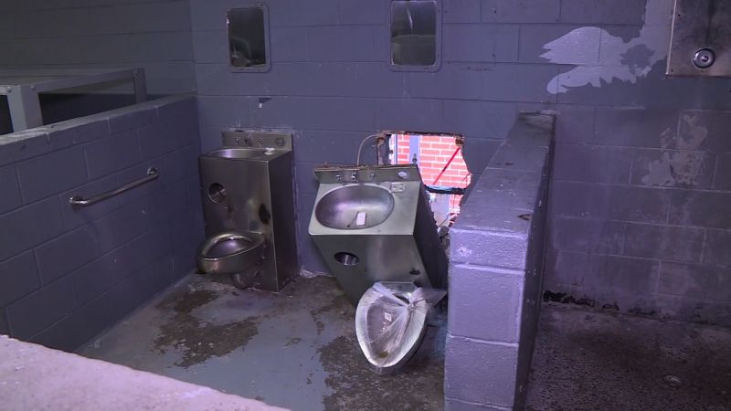 bathrooms in jail