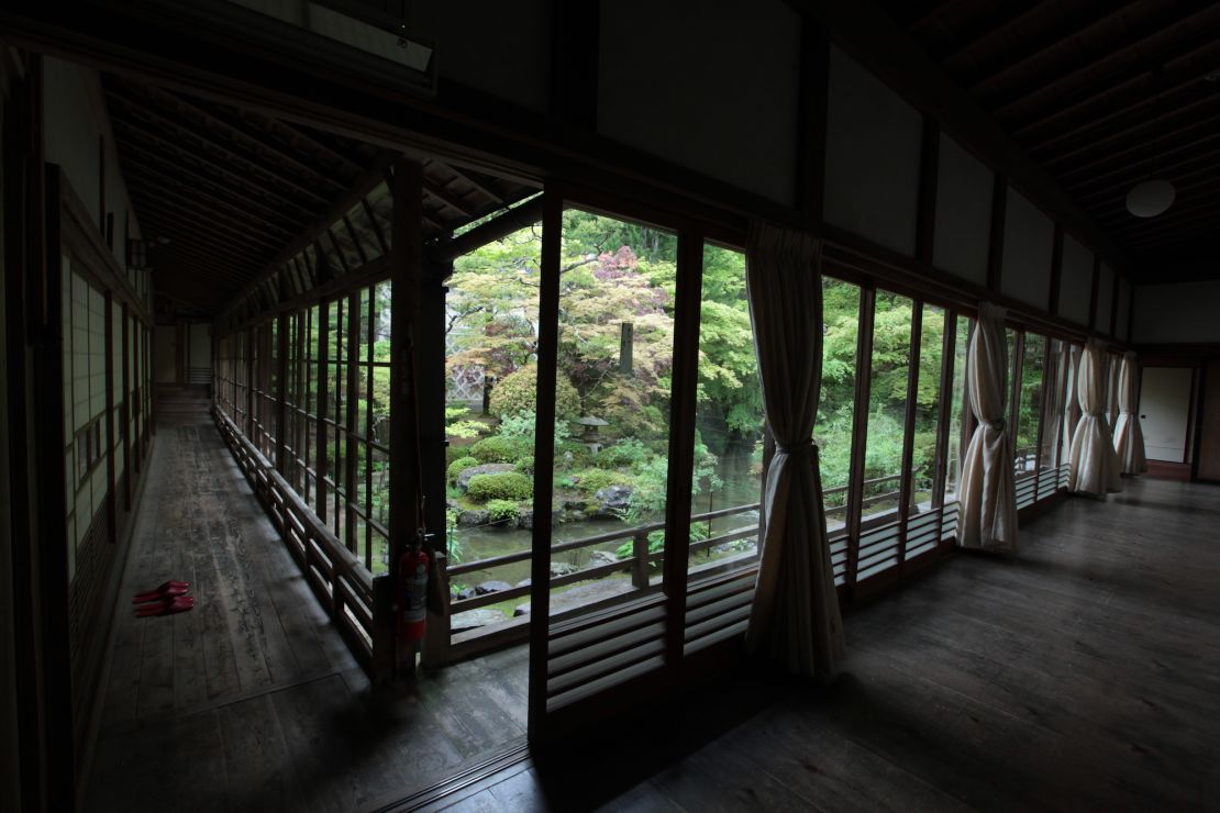 Many of the hallways at Henjoko-in Temple overlook a lovely garden. 