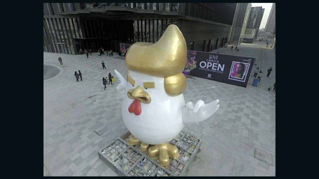 A giant rooster figure, sporting a Donald Trump hairstyle, has popped up outside a shopping mall in downtown Taiyuan, north China's Shanxi Province.