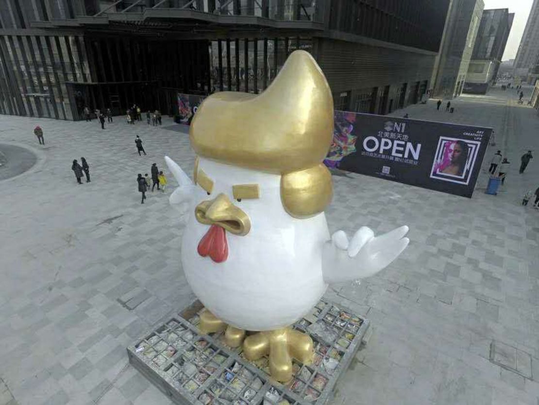 A giant rooster figure, sporting a Donald Trump hairstyle, has popped up outside a shopping mall in downtown Taiyuan, north China's Shanxi Province.