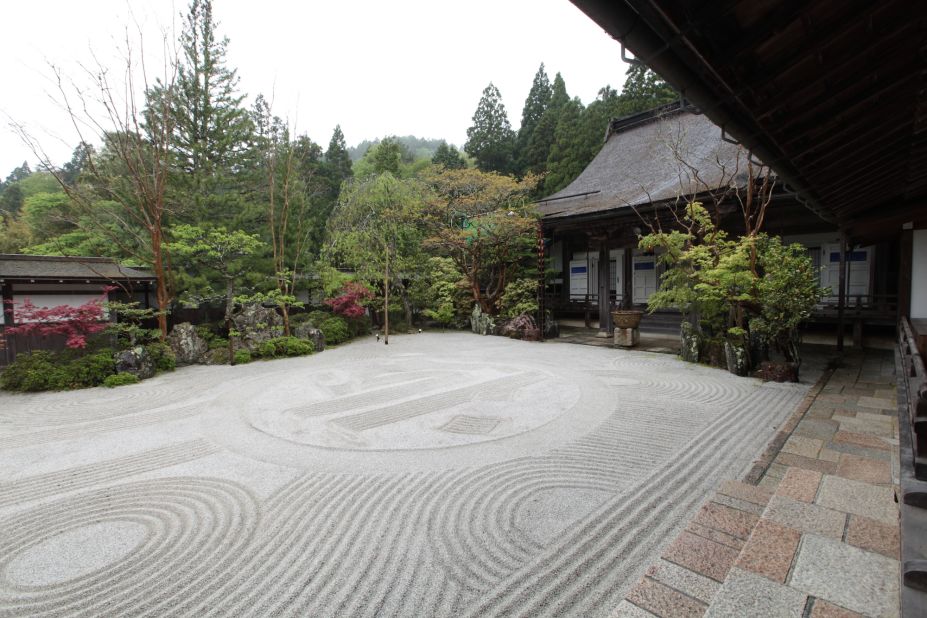 Rengejo-in Temple has 48 guests rooms and a large zen garden near the entrance. 