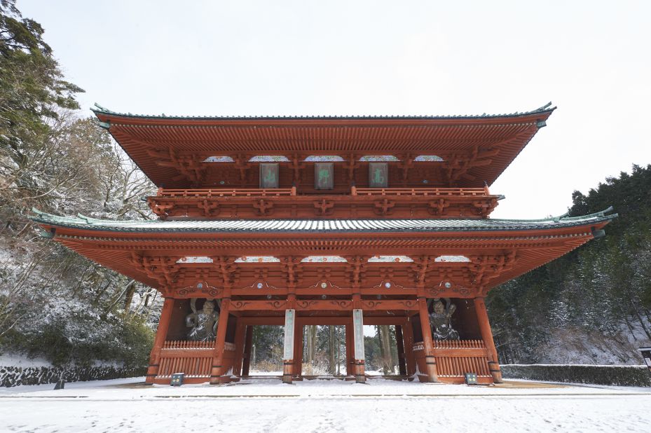 The trail passes the sacred Daimon Gate, which is over 25 meters high and marks the main entrance to Koyasan. 