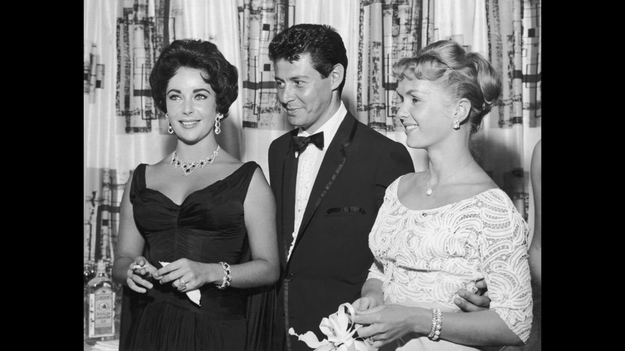 Fisher with Reynolds and Elizabeth Taylor in Las Vegas in 1958. The next year Fisher left Reynolds and married Taylor.