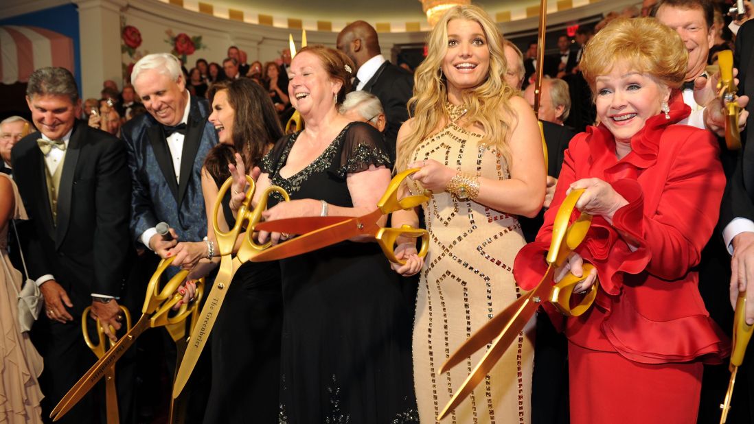 Reynolds takes part in the ribbon cutting at the opening of   of the Casino Club at The Greenbrier on July 2, 2010, in White Sulphur Springs, West Virginia, with West Virginia Gov. Joe Manchin; Greenbrier owner and chairman Jim Justice; Brooke Shields; Kathy Justice; and singer Jessica Simpson.